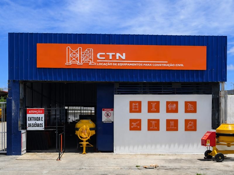 Fachada azul da loja CTN Locações no bairro Farol, Maceió